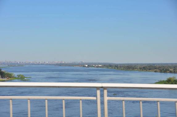 Cruzando o Rio Paraguay, em direção à região do Chaco, no oeste do país (na saída de Asunción - Paraguai)